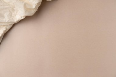 Bej arka planda kumaş. Düz yerde, üst tarafta. Boşluğu kopyala