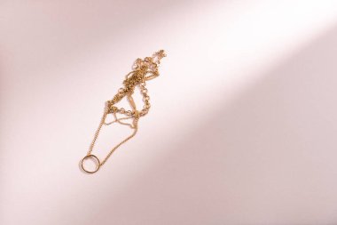 Pembe arka planda kolyeler. Düz yerde, üst tarafta. Boşluğu kopyala