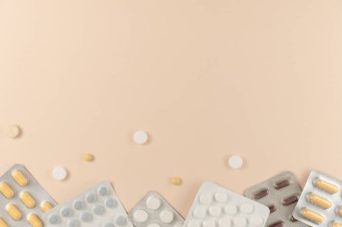 Bej arka planda farklı haplarla su toplamış. Düz yerde, üst tarafta. Boşluğu kopyala