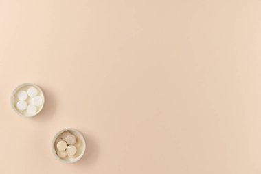 Bej arka planda iki çeşit hap. Düz yerde, üst tarafta. Boşluğu kopyala