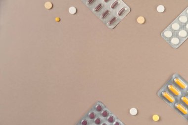 Mavi arka planda farklı haplar bulunan kabarcıkların çerçevesi. Düz yerde, üst tarafta. Boşluğu kopyala