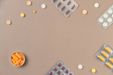 Mavi arka planda farklı haplar bulunan kabarcıkların çerçevesi. Düz yerde, üst tarafta. Boşluğu kopyala