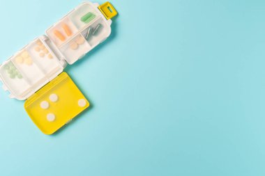 Mavi arka planda hap kutusu düzenleyicisi. Düz yerde, üst tarafta. Boşluğu kopyala
