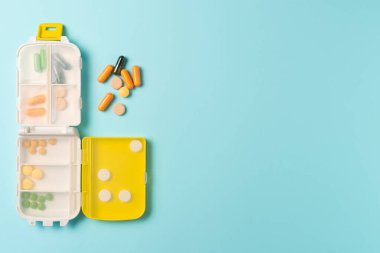 Mavi arka planda hap kutusu düzenleyicisi. Düz yerde, üst tarafta. Boşluğu kopyala