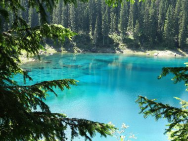 Dolomites dağlarında göl