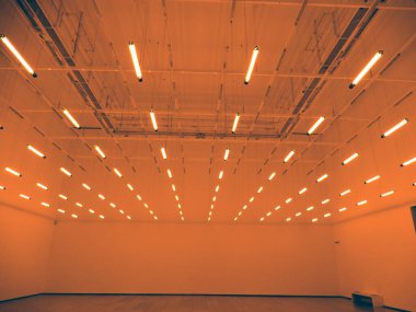 İçerisi sarı ışıklarla dolu.