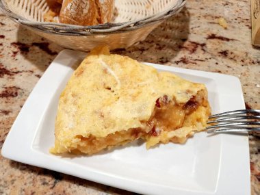 Patates omleti porsiyonu.