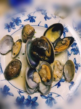 Lezzetli istiridye tabağının manzarasını kapat.