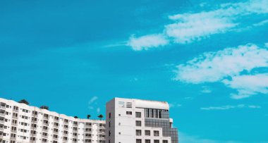 Gökyüzündeki modern apartman binası