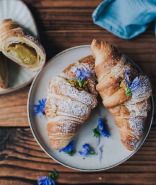 Kruvasan ve taze yaban mersini.