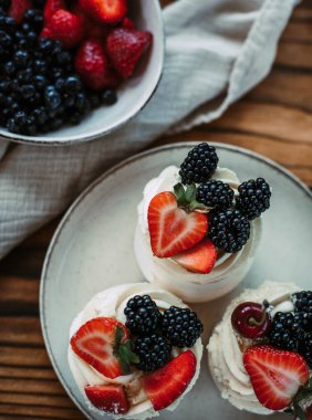 Tabağında taze böğürtlen olan lezzetli peynirli kek..