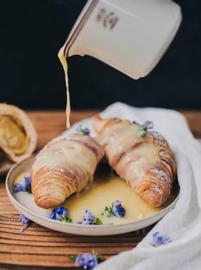 Masada çikolatalı Fransız kruvasanı ve kahve..
