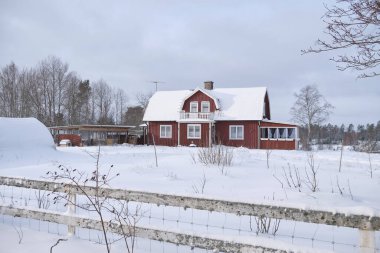 İsveç 'in Vestra Goetaland kentindeki Skaraborg' da, Bredebolet 'te güzel bir kış manzarası ve çiftliği var.