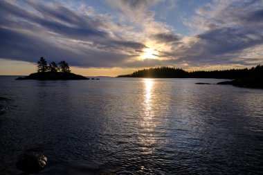 Ocak ayının soğuk bir kış gününde, Skaraborg, Vaestra Goetaland, İsveç 'teki Vaettern Gölü' nde büyülü bir günbatımı.
