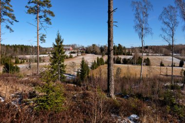 İsveç 'in başkenti Vaestra Goetaland' da, Bredebolet 'te arka planda bulunan İsveç manzarası güneşli bir günde,