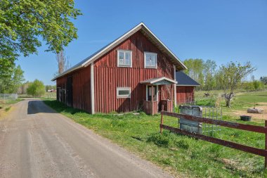 Baharda Skaraborg İsveç 'te güneşli bir günde çiftlik.