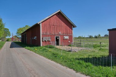 Baharda Skaraborg İsveç 'te güneşli bir günde çiftlik.