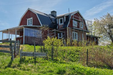 Baharda Skaraborg İsveç 'te güneşli bir günde çiftlik.