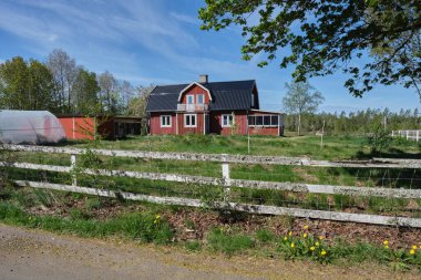 Baharda Skaraborg İsveç 'te güneşli bir günde çiftlik.