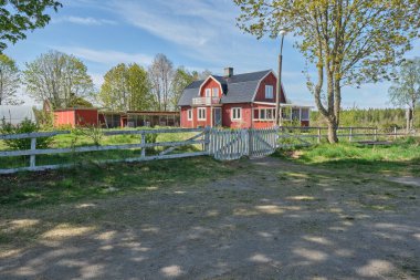 Baharda Skaraborg İsveç 'te güneşli bir günde çiftlik.