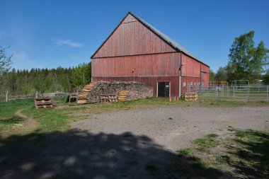 Baharda Skaraborg İsveç 'te güneşli bir günde çiftlik.