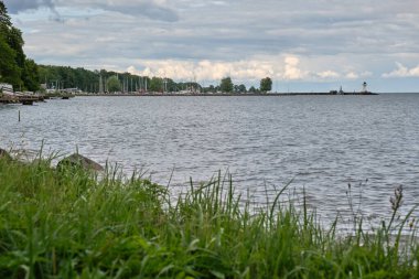 Bulutlu bir yaz gününde İsveç 'in en büyük ikinci gölü olan Vaettern Gölü' ndeki Hjo kasabasına günlük gezi.
