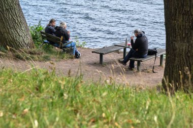 Bulutlu bir yaz gününde İsveç 'in en büyük ikinci gölü olan Vaettern Gölü' ndeki Hjo kasabasına günlük gezi.