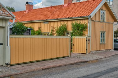 Bulutlu bir yaz gününde İsveç 'in en büyük ikinci gölü olan Vaettern Gölü' ndeki Hjo kasabasına günlük gezi.