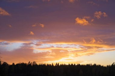 Soğuk bir günde İsveç 'in Vaestra Goetaland kentindeki Skaraborg' da Bredebolet üzerine kışın büyülü bir gün batımı.