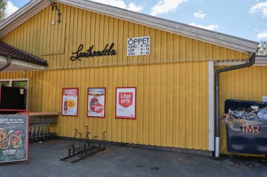 Güneşli bir yaz gününde İsveç 'in Skaraborg kentindeki Vaettern Gölü' ndeki ahşap kasaba Hjo 'dan izler.