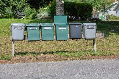 Güneşli bir yaz gününde İsveç 'in Skaraborg kentindeki Vaettern Gölü' ndeki ahşap kasaba Hjo 'dan izler.