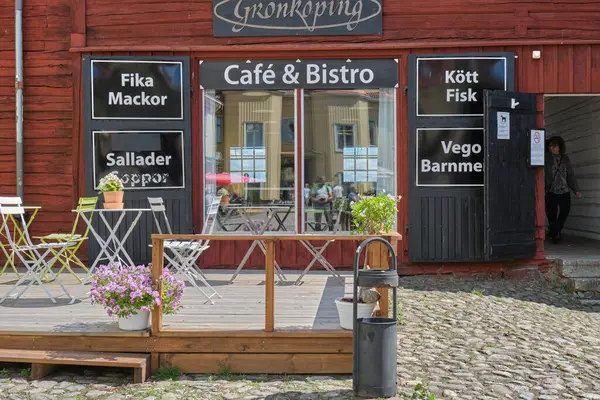 Güneşli bir yaz gününde İsveç 'in Skaraborg kentindeki Vaettern Gölü' ndeki ahşap kasaba Hjo 'dan izler.