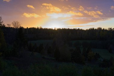 Soğuk bir günde İsveç 'in Vaestra Goetaland kentindeki Skaraborg' da Bredebolet üzerine kışın büyülü bir gün batımı.