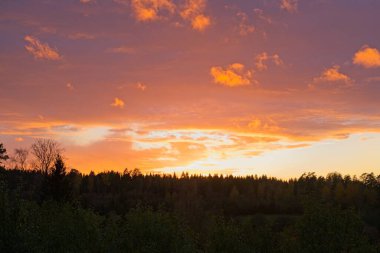 Soğuk bir günde İsveç 'in Vaestra Goetaland kentindeki Skaraborg' da Bredebolet üzerine kışın büyülü bir gün batımı.