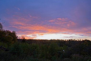 Soğuk bir günde İsveç 'in Vaestra Goetaland kentindeki Skaraborg' da Bredebolet üzerine kışın büyülü bir gün batımı.