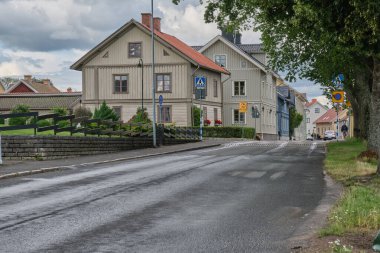 Güneşli bir yaz gününde İsveç 'in Skaraborg kentindeki Vaettern Gölü' ndeki ahşap kasaba Hjo 'dan izler.