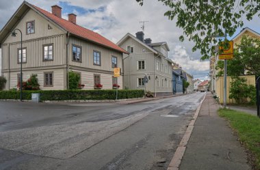 Güneşli bir yaz gününde İsveç 'in Skaraborg kentindeki Vaettern Gölü' ndeki ahşap kasaba Hjo 'dan izler.