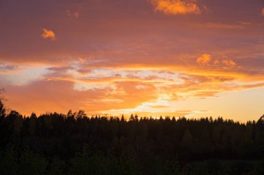 Soğuk bir günde İsveç 'in Vaestra Goetaland kentindeki Skaraborg' da Bredebolet üzerine kışın büyülü bir gün batımı.