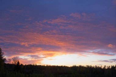 Soğuk bir günde İsveç 'in Vaestra Goetaland kentindeki Skaraborg' da Bredebolet üzerine kışın büyülü bir gün batımı.