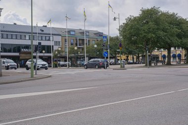 Güneşli bir yaz gününde İsveç 'in Skaraborg kentindeki Vaenern Gölü' ndeki ahşap Mariestad kasabasından izler.