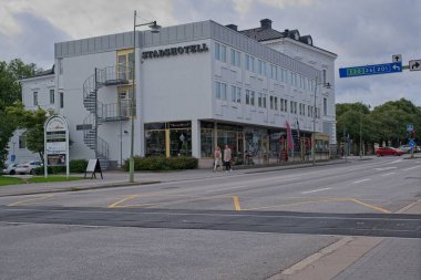 Güneşli bir yaz gününde İsveç 'in Skaraborg kentindeki Vaenern Gölü' ndeki ahşap Mariestad kasabasından izler.
