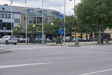 Güneşli bir yaz gününde İsveç 'in Skaraborg kentindeki Vaenern Gölü' ndeki ahşap Mariestad kasabasından izler.