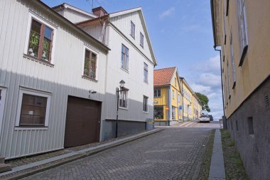 Güneşli bir yaz gününde İsveç 'in Skaraborg kentindeki Vaenern Gölü' ndeki Mariestad kasabasından izlenimler