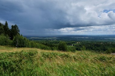 Temmuz 'da yağmurlu bir yaz gününde İsveç' teki Kinnekulle gezisi