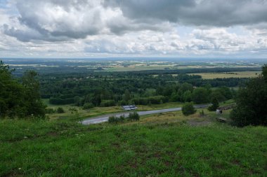 Temmuz 'da yağmurlu bir yaz gününde İsveç' teki Kinnekulle gezisi