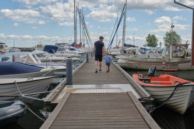 İsveç 'in ikinci büyük gölü Vaettern Gölü' ndeki küçük sevimli bir liman kasabası olan Hjo 'ya güneşli ve sıcak bir yaz gününde bir günlük gezi.