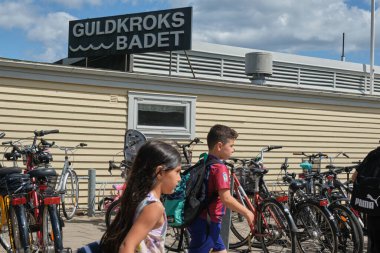 İsveç 'in ikinci büyük gölü Vaettern Gölü' ndeki küçük sevimli bir liman kasabası olan Hjo 'ya güneşli ve sıcak bir yaz gününde bir günlük gezi.