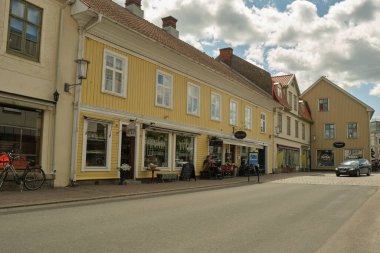 İsveç 'in ikinci büyük gölü Vaettern Gölü' ndeki küçük sevimli bir liman kasabası olan Hjo 'ya güneşli ve sıcak bir yaz gününde bir günlük gezi.