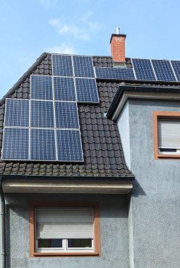 Bir evin çatısındaki güneş panelleri