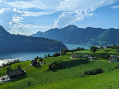 Güzel göl manzarası. İsviçre, Avrupa